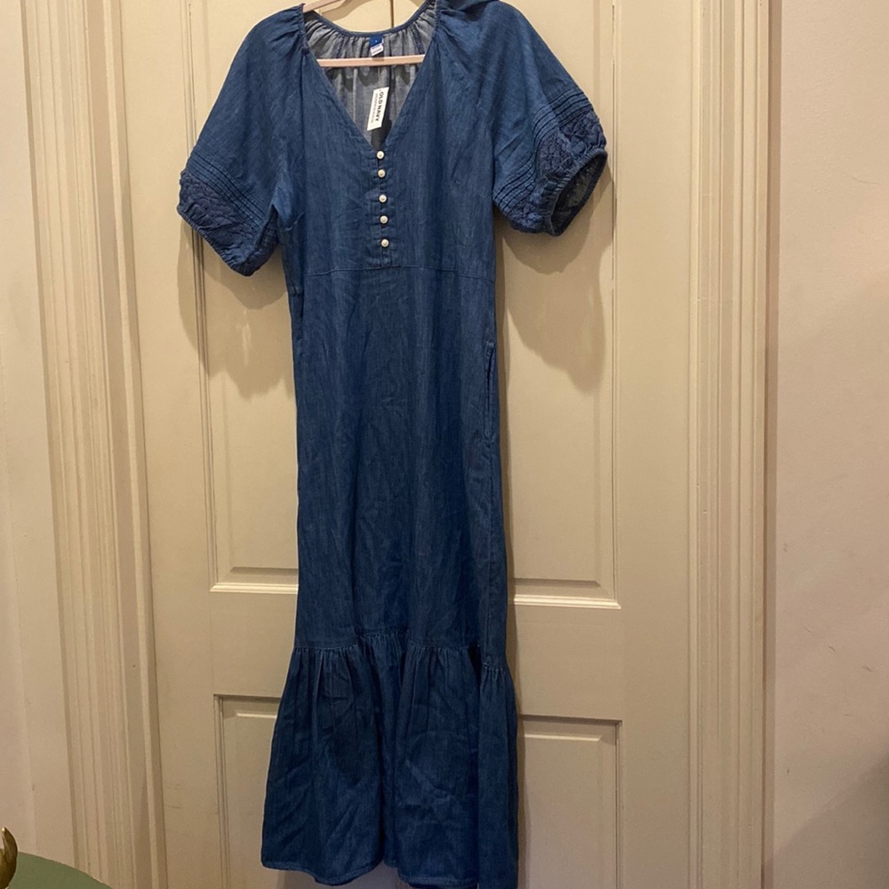 L denim old navy maxi dress w/lace accent arms, buttondown chest, and pockets!